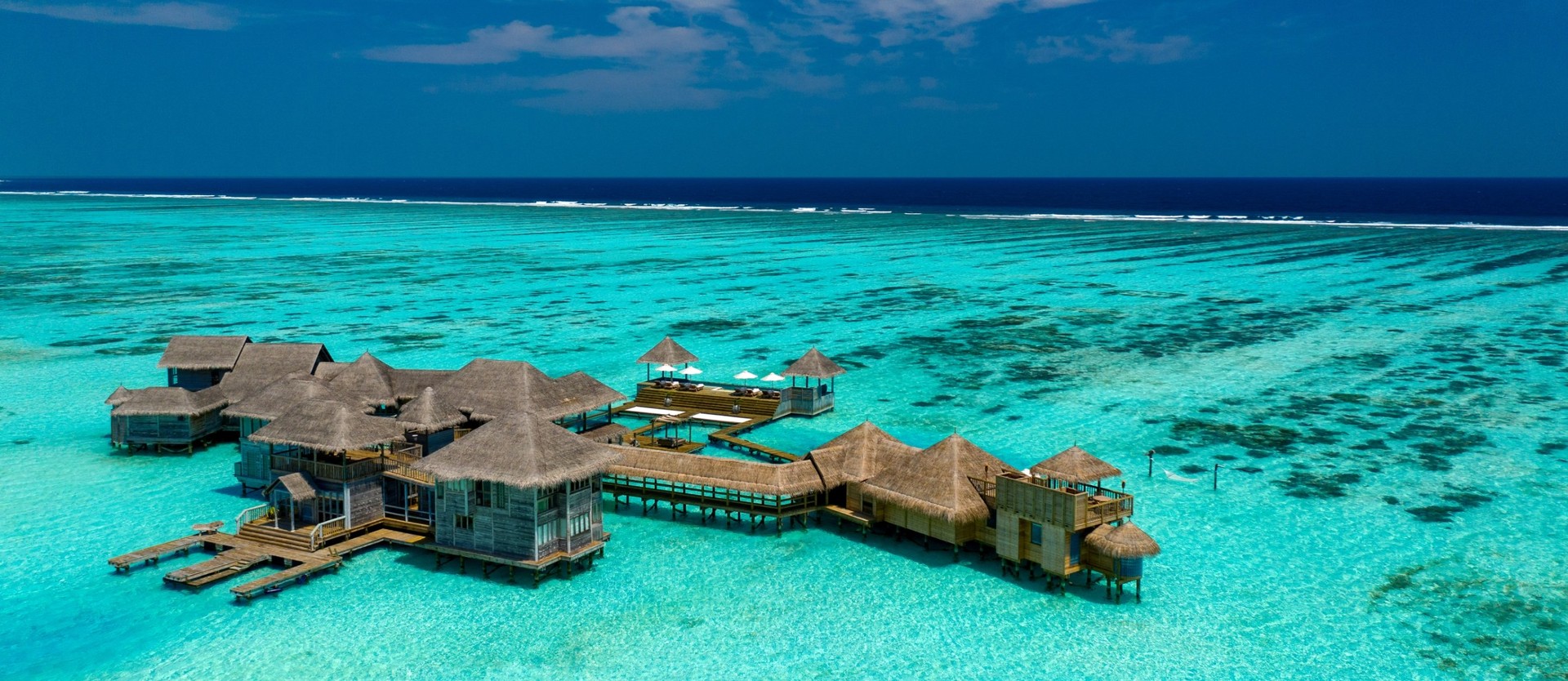V Travels Luxury Banner