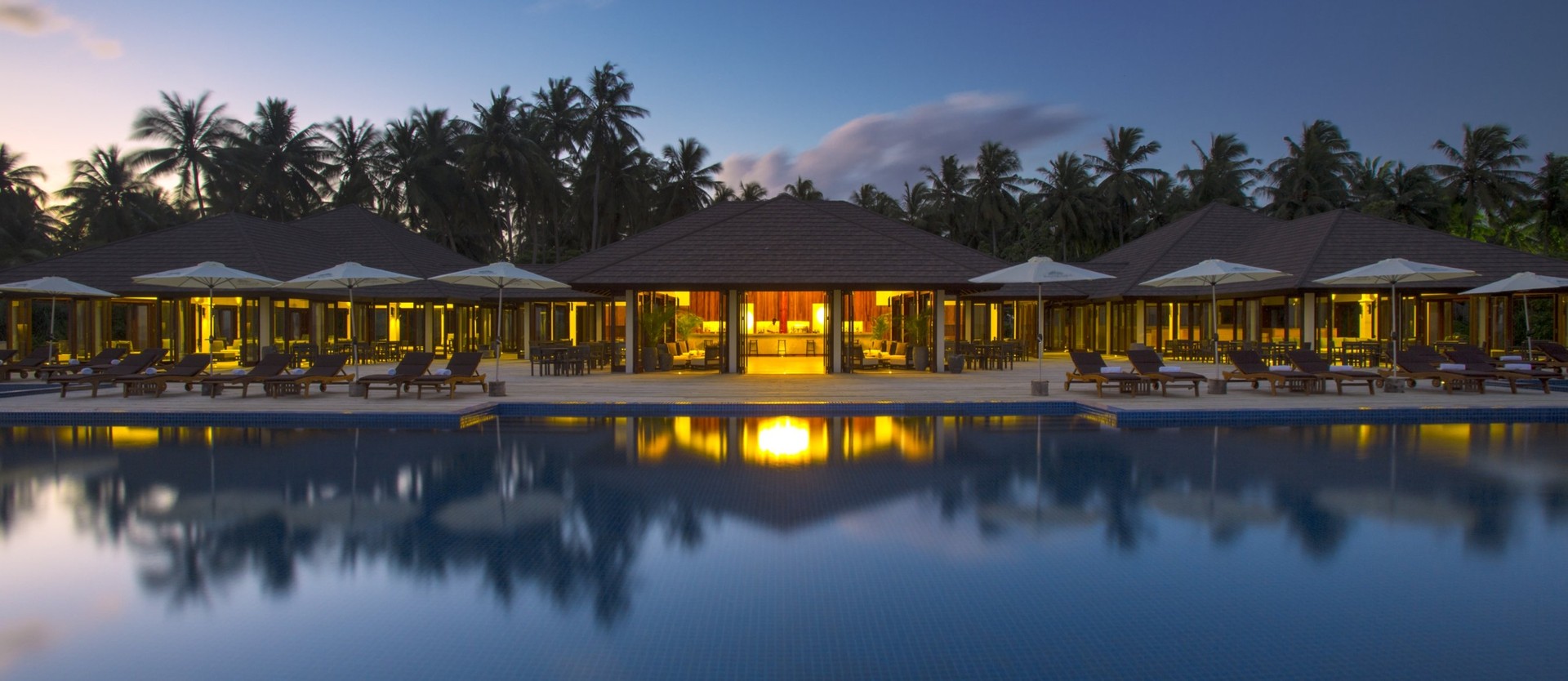V Travels Luxury Banner